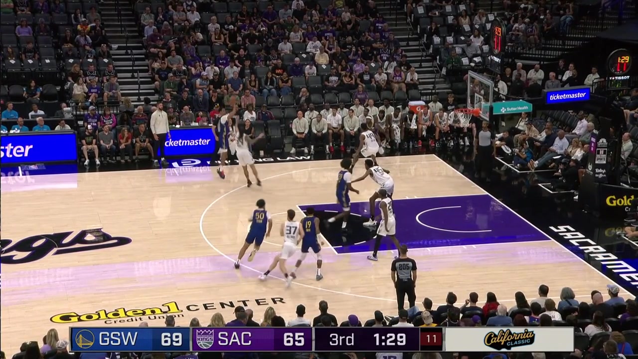 Emanuel Sharp with the layup and the 3-pointer to cut the Warriors Blue's lead to just 1 as the Kings slowly comeback from down 11
