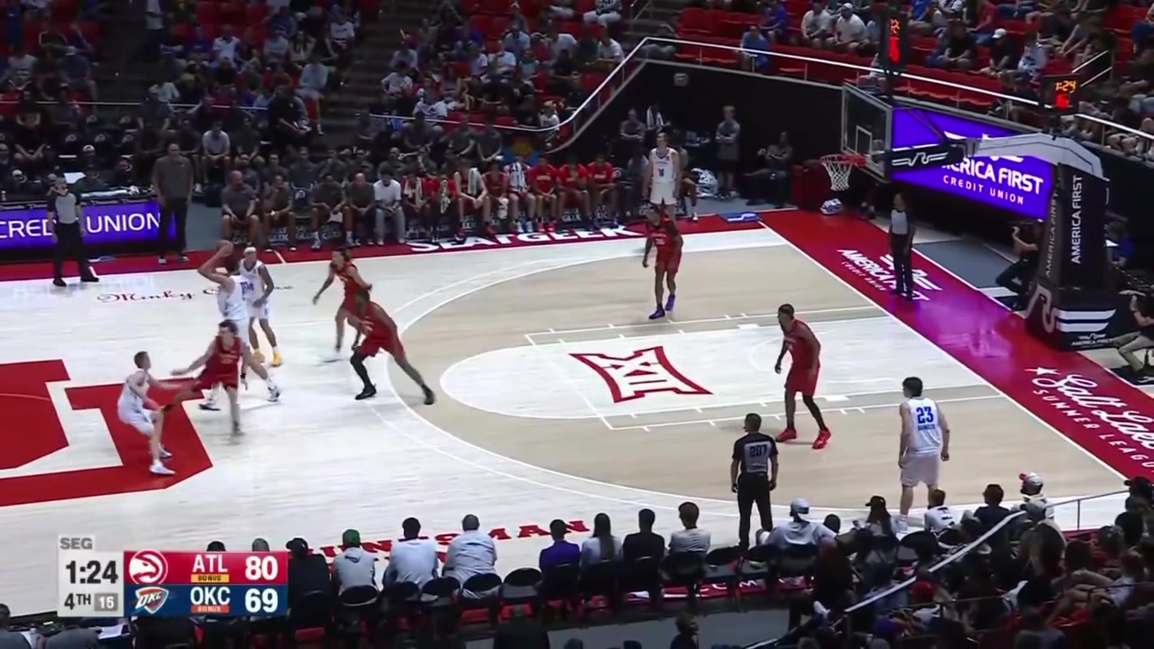 Aday Mara with the lefty alley-oop dunk off a lob by Bennett Stirtz last night with replays