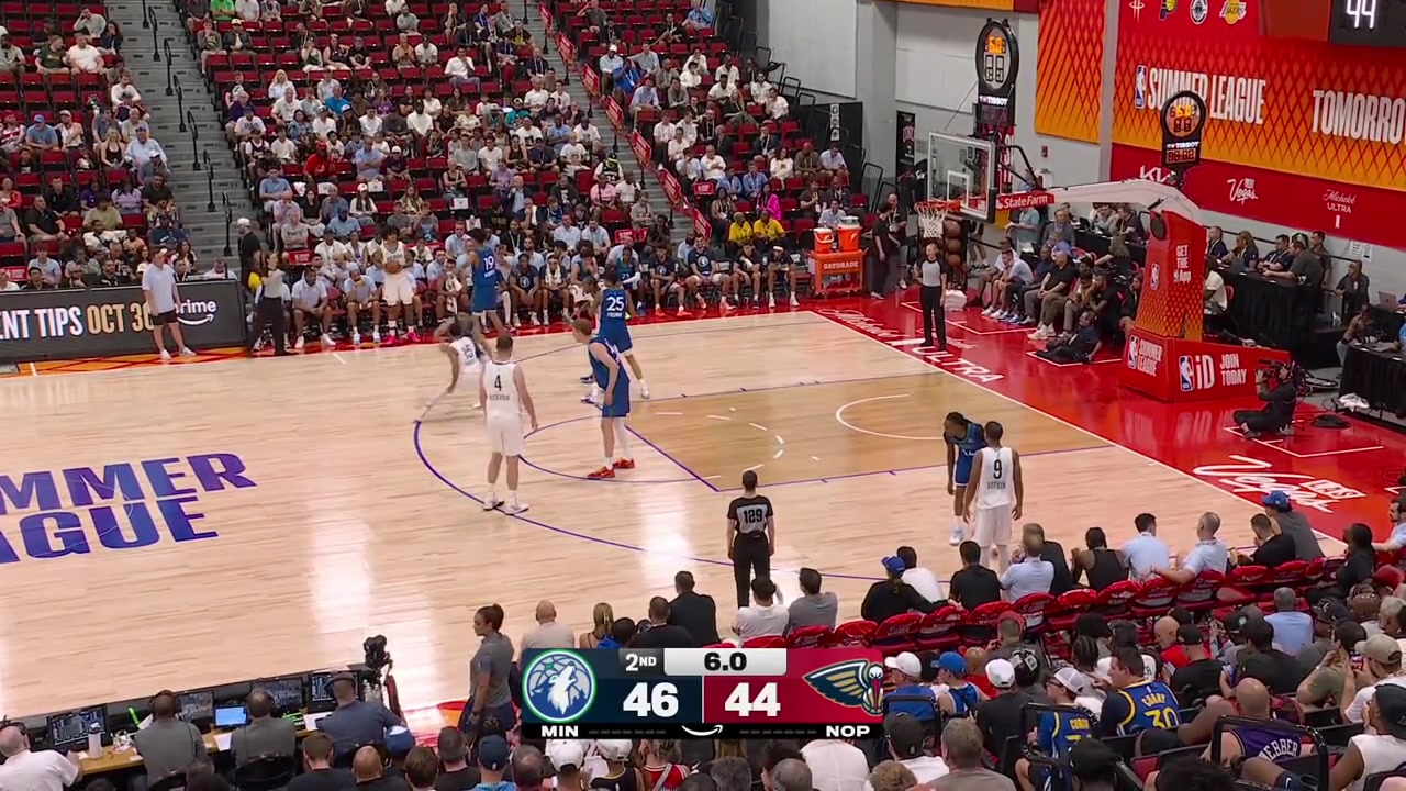 Kobe Bufkin with the driving layup to give him 21 points in the 1st half and Markquis Nowell with his 4th steal to end it