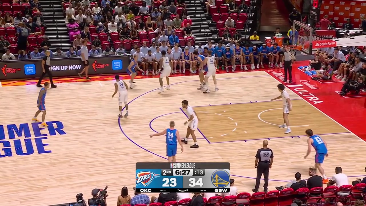 Aday Mara backs down Lachlan Olbrich and dunks on him with replays