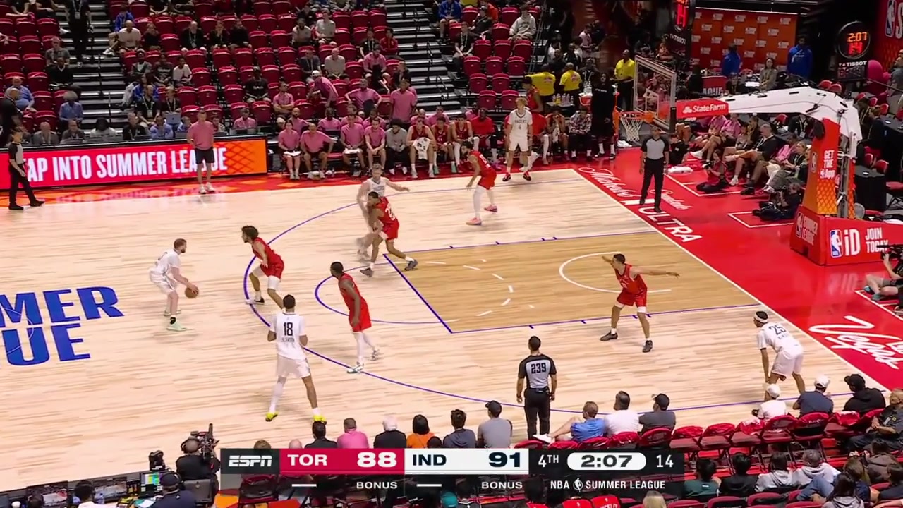 Jalen Slawson with the thunderous clutch dunk that messes up the net and Seth Lundy with a clutch triple to cut the Pacers' lead to 2 with replays
