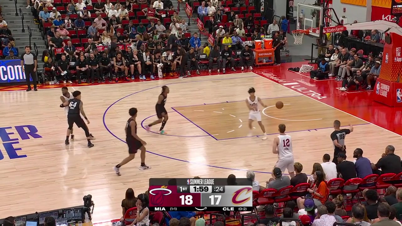 Xaivian Lee goes coast to coast and scores a layup over two defenders