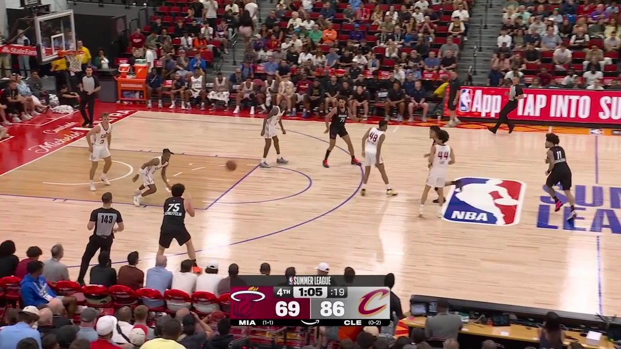 Xaivian Lee with the fastbreak dunk