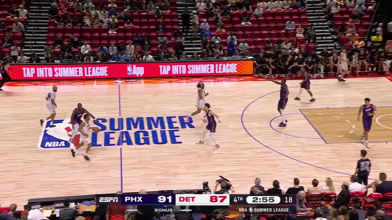 Koby Brea with a great clutch block from behind on Chaz Lanier's dunk attempt with replaysHe also lands awkwardly and requests to get subbed out