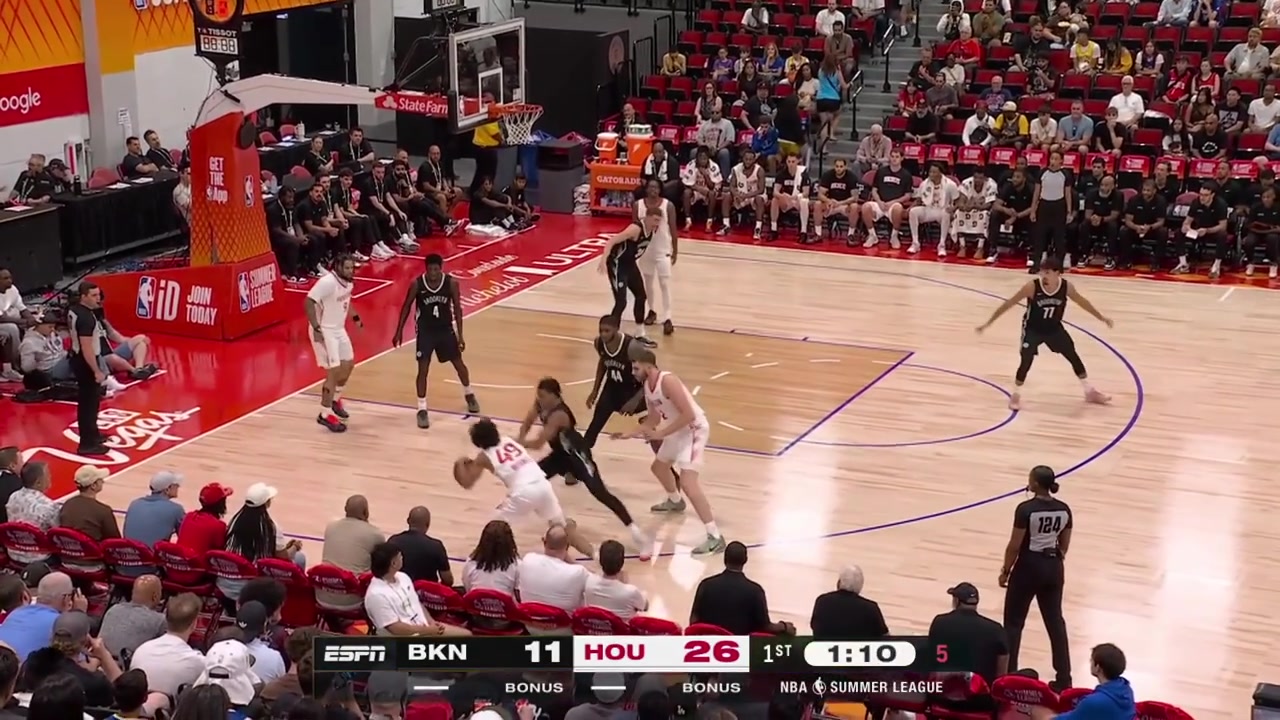 Oscar Cluff drives and scores through the contact to beat the shot clock with a replay