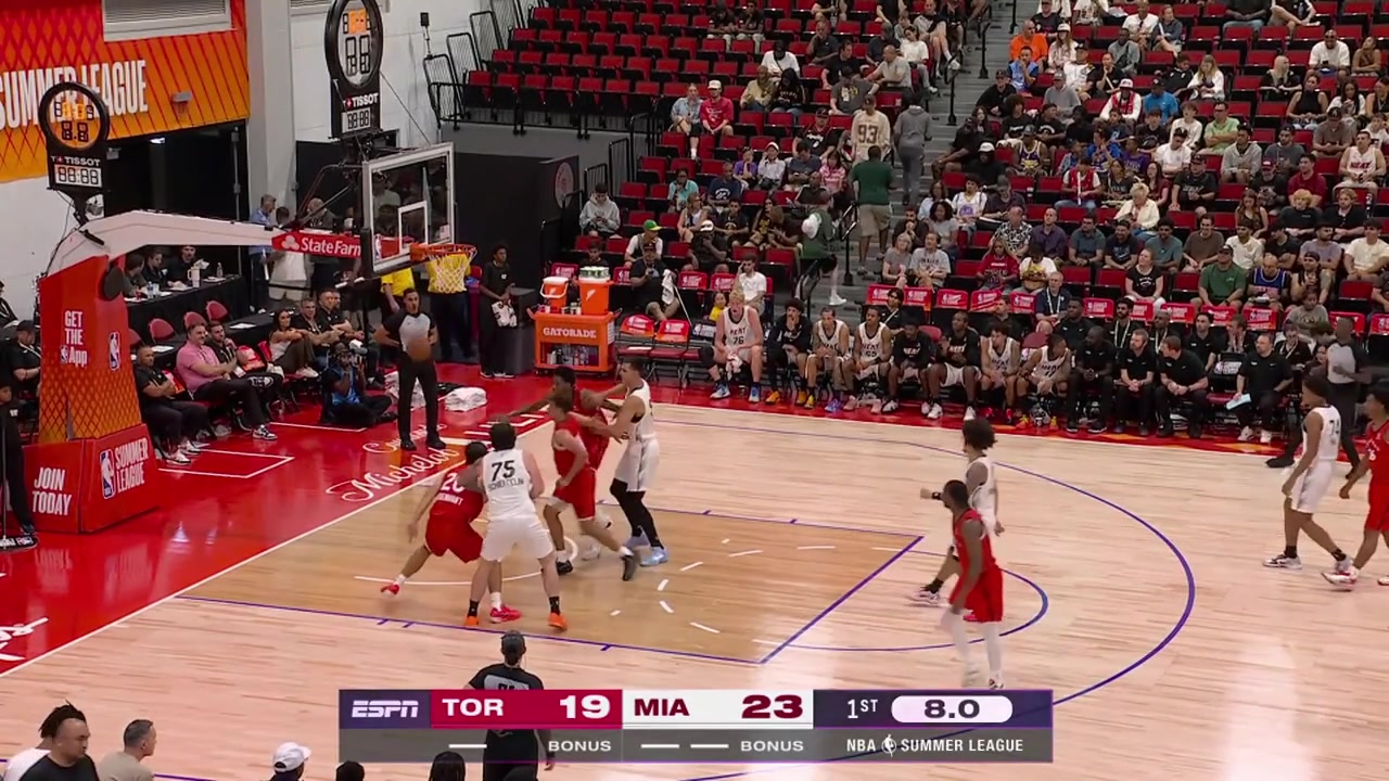 Nate Kingz blocks Tyreke Key at the end of the 1st quarter