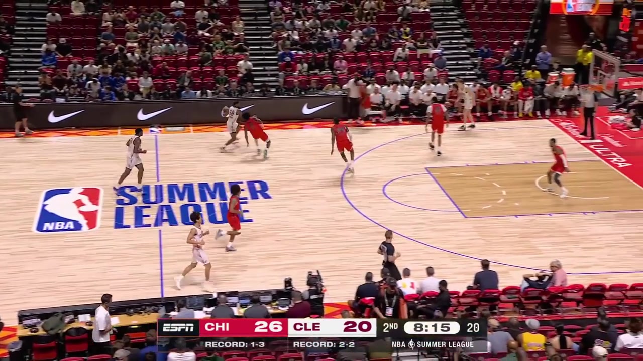 Xaivian Lee with the corner 3 and back to back buckets - a jumper off the dribble and a fastbreak layup to give him 7 points in the 2nd quarter