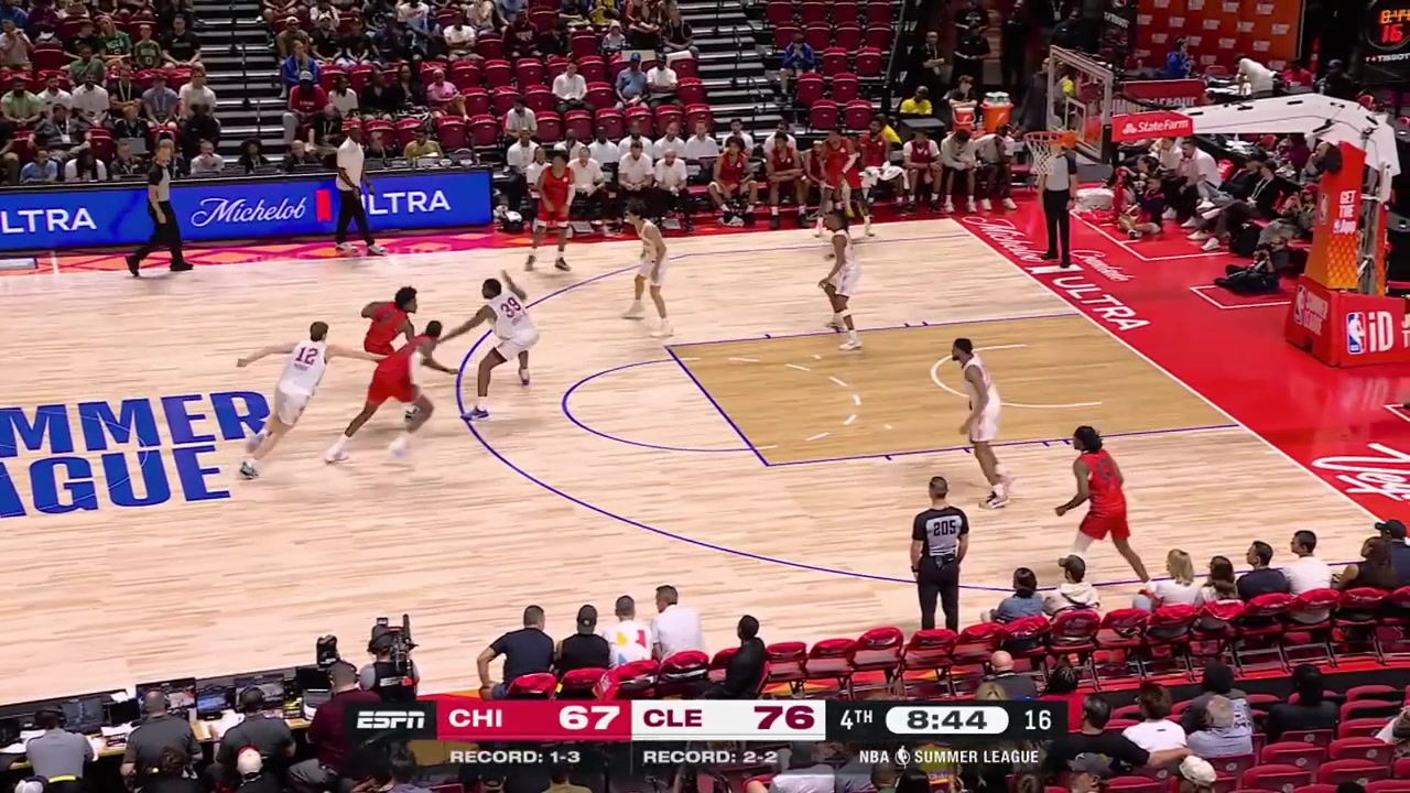 Malaki Branham gets the ball and finishes with the powerful one-handed alley-oop jam off the give and go with Xaivian Lee with replaysHe also receives a delay of game warning