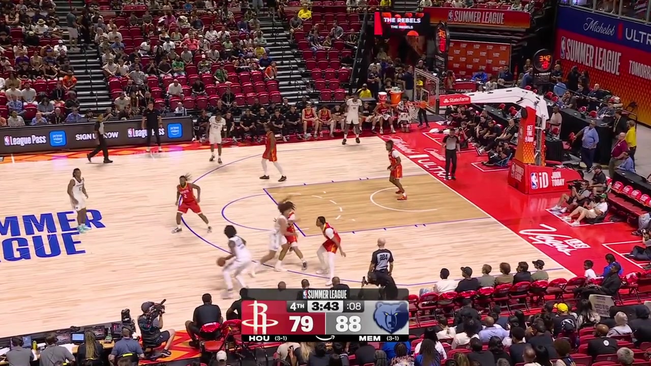 Cameron Boozer shows his patience as he drives pump fakes and scores the layup to beat the shot clockDaishen Nix continues the hot shooting quarter from the Rockets hitting another 3
