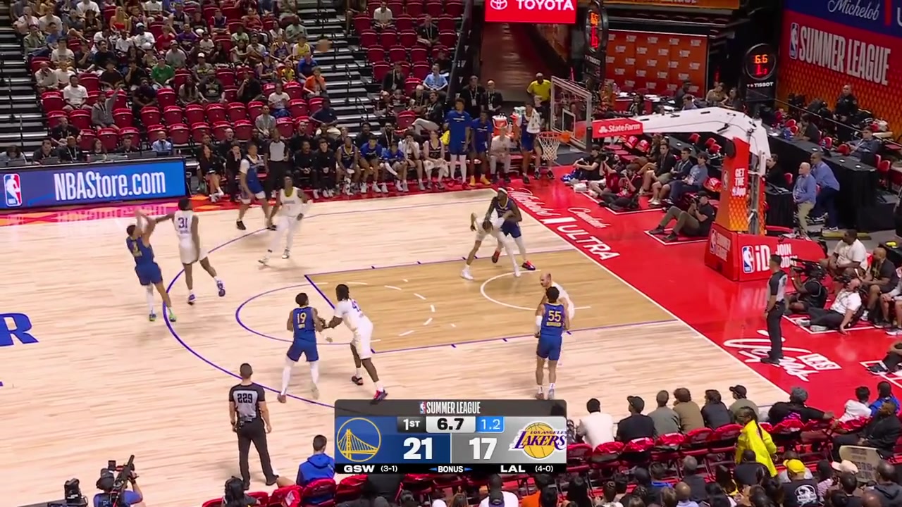 Arthur Kaluma with the buzzer-beater layup to end the 1st quarter with replays