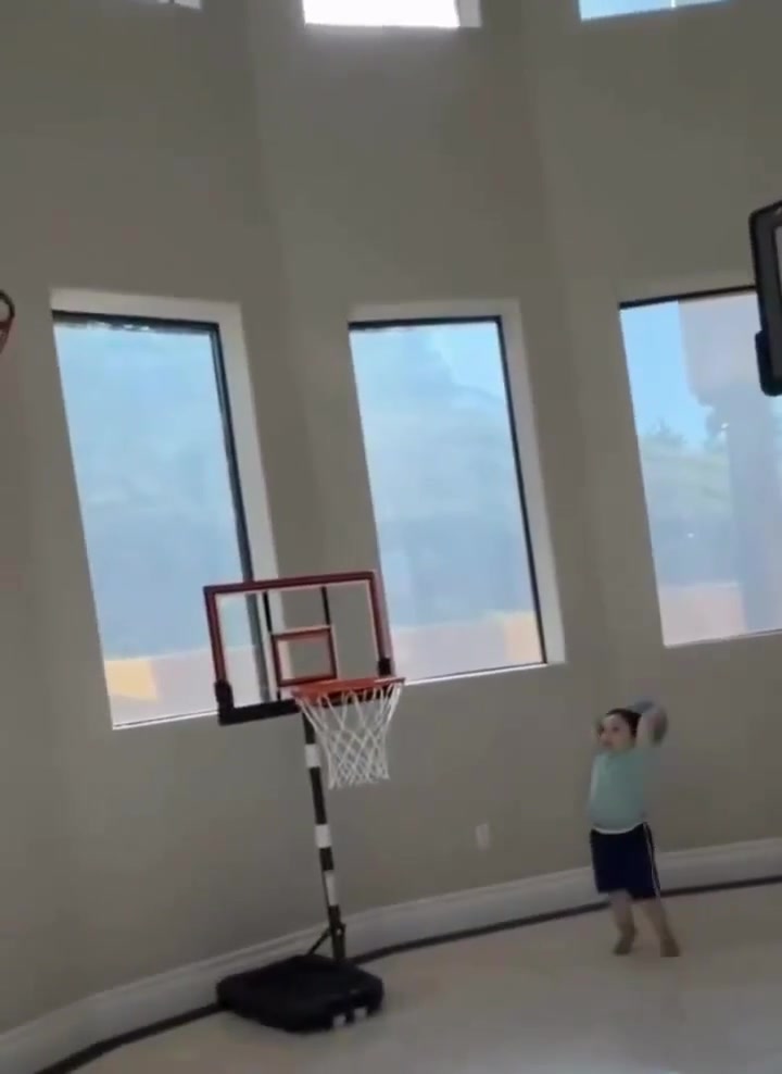 LiAngelo Ball's 3 year old son 'LaVelo Ball' is already hitting 3's