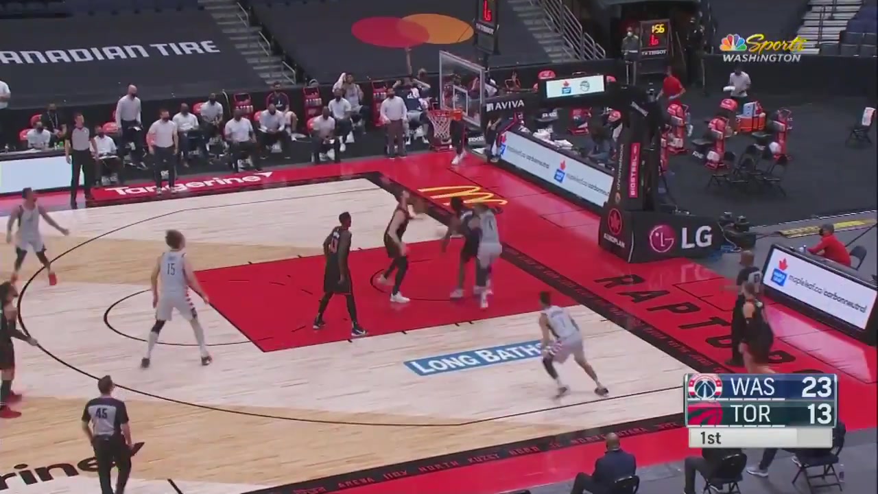 Westbrook pegs Aron Baynes in the face for no apparent reason