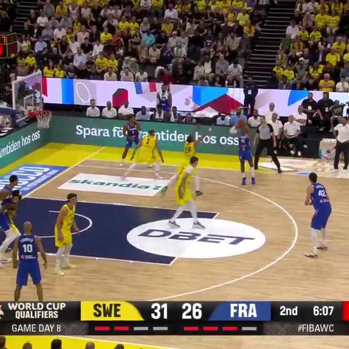 Wemby dunks it from behind the backboard v Sweden