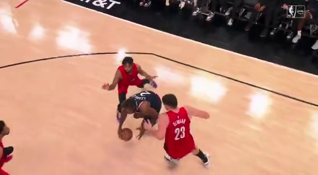 Kawhi Leonard with the poster on Donovan Clingan through the illegal contact