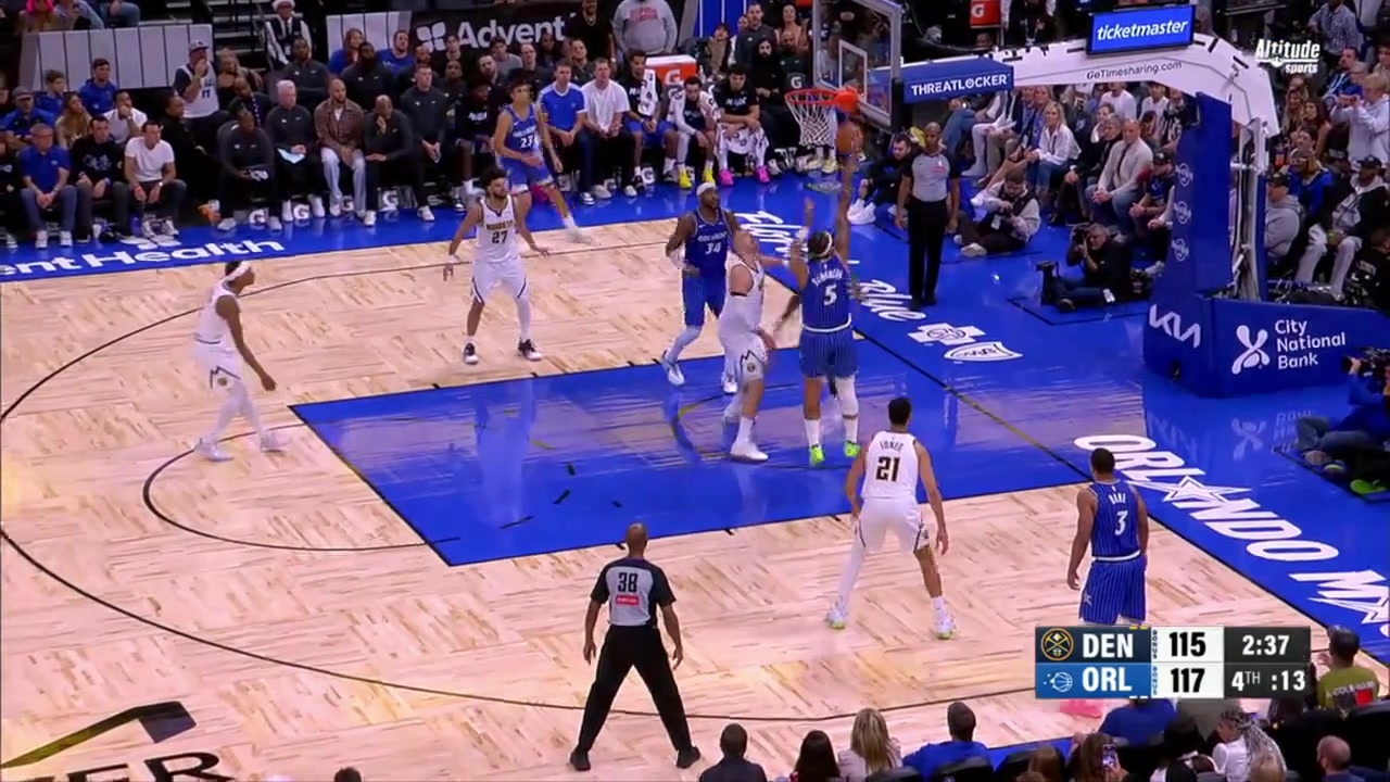 Tim Hardaway Jr hits a three-pointer to take the lead marking the eighth lead change of the game