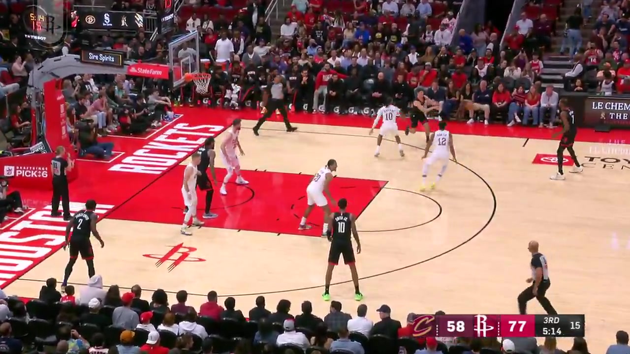 Kevin Durant hits a turnaround jumper on De'Andre Hunter then gets an open lane for a dunk on the next possession