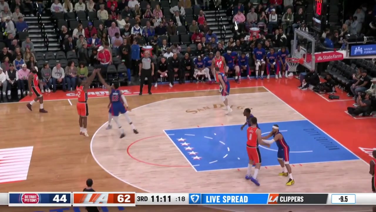 A quick-trigger three-pointer by Kawhi Leonard puts him at the 30-point mark