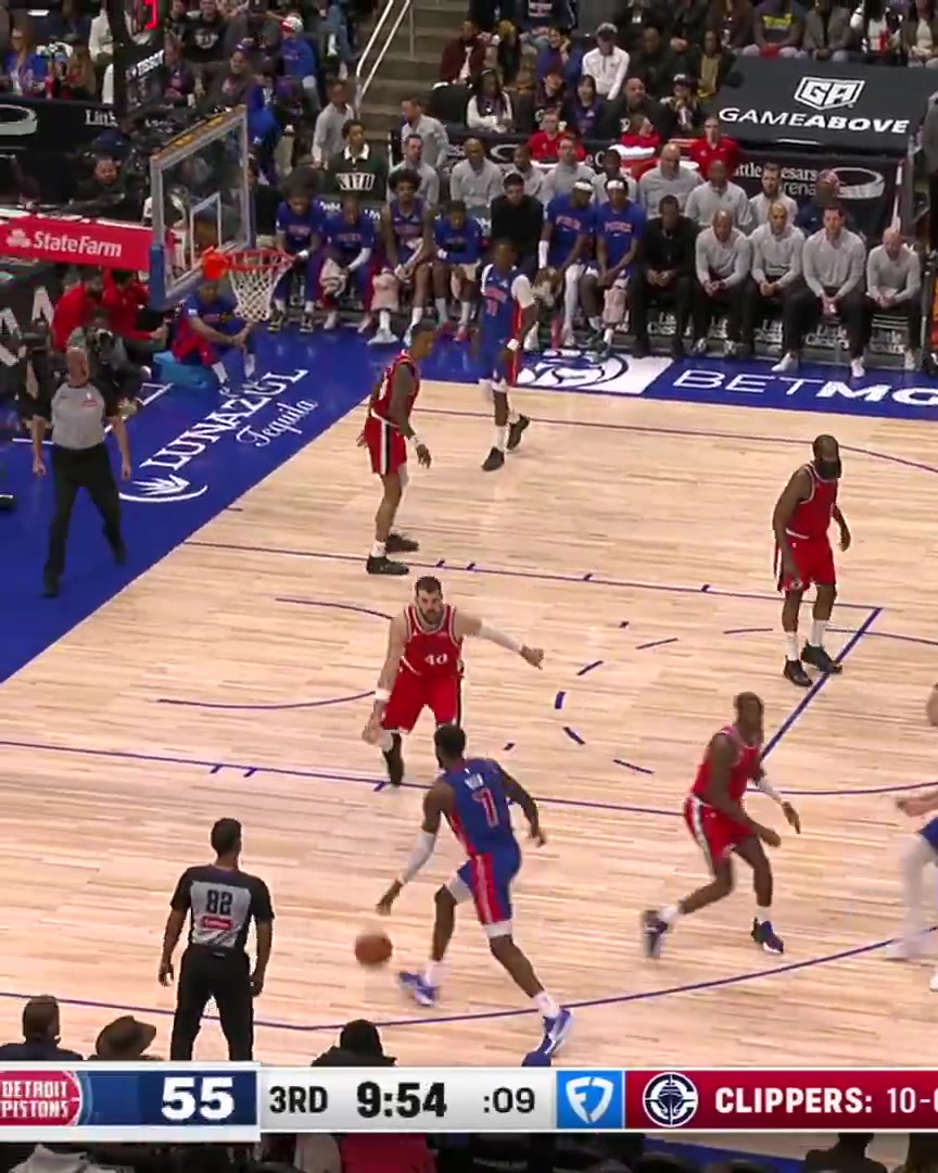 Paul Reed with a beautiful bounce pass on the post for the easy layup