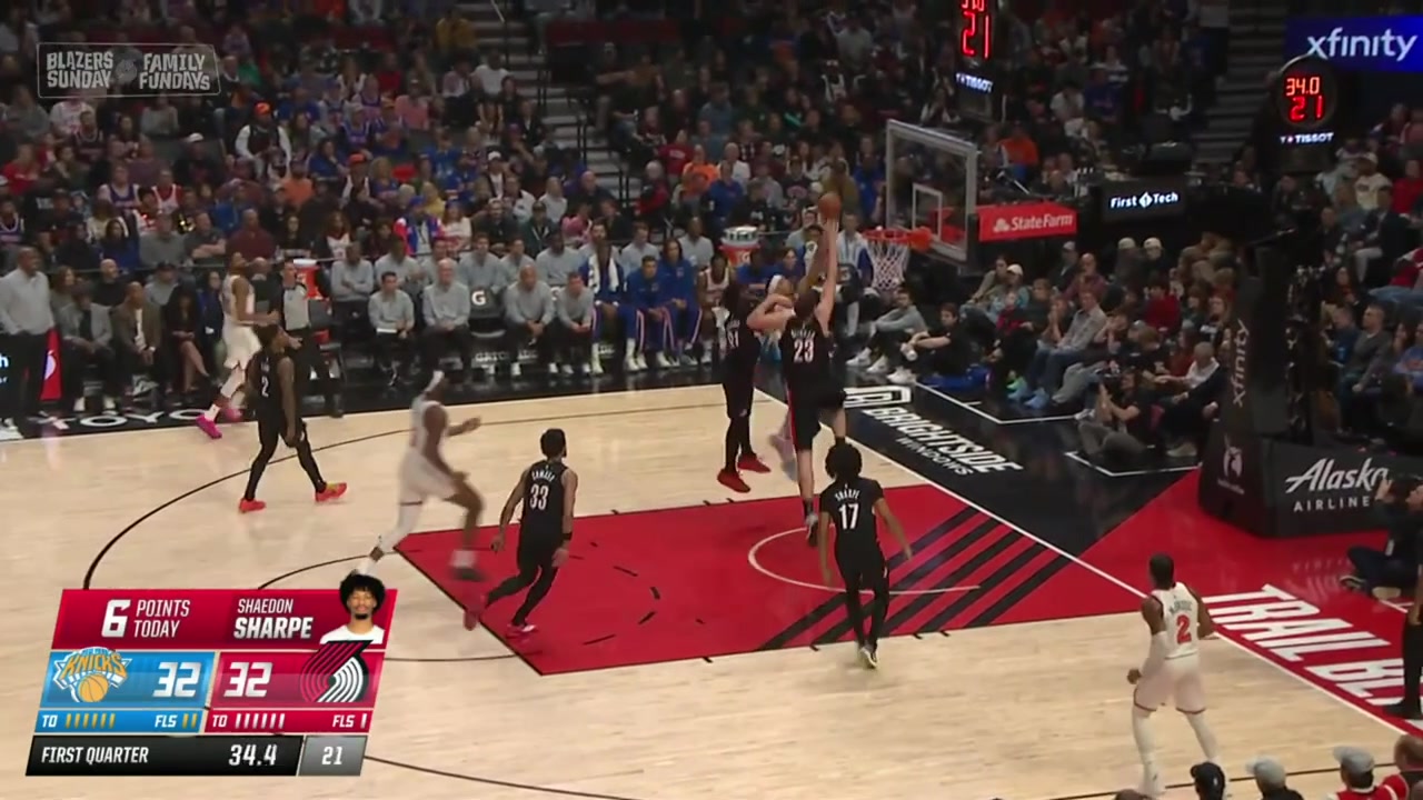 Shaedon Sharpe soars up high and finishes the alley-oop dunk off a lob by Caleb Love with a replay