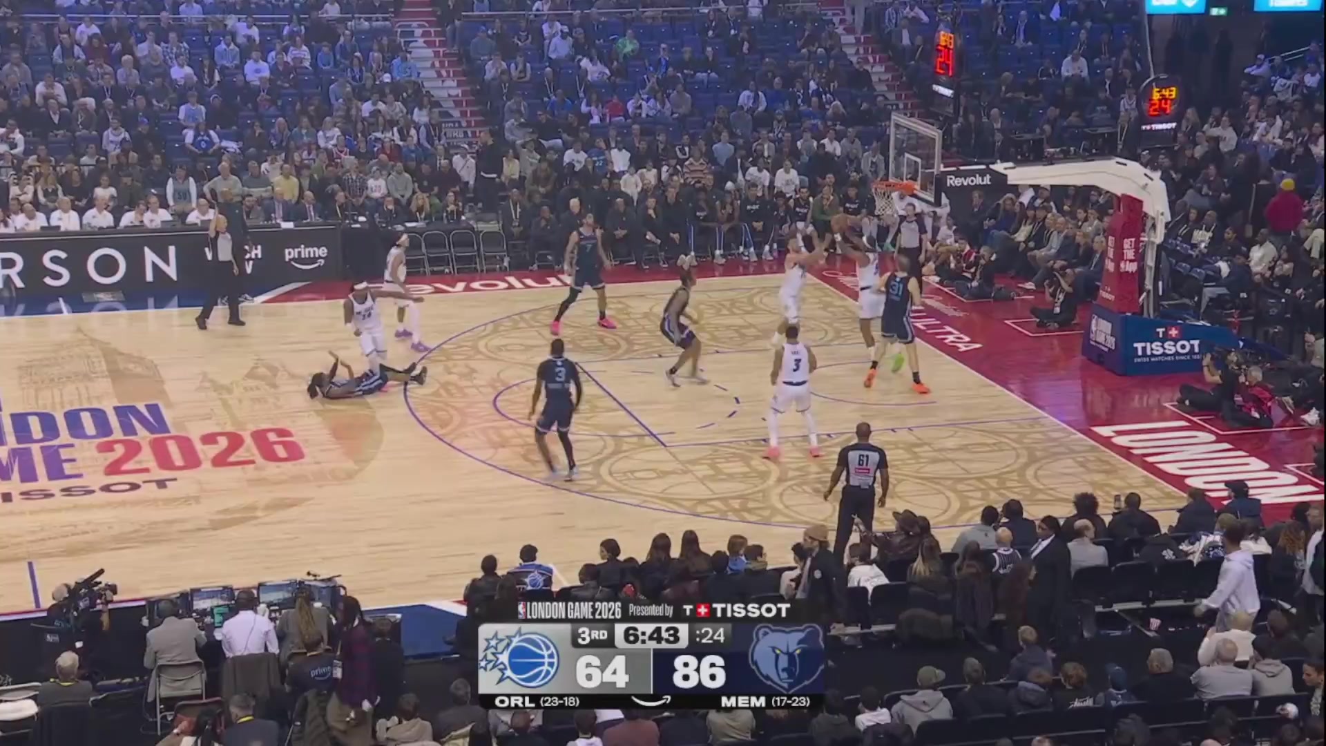 Anthony Black collides with referee on fast break resulting in a turnover