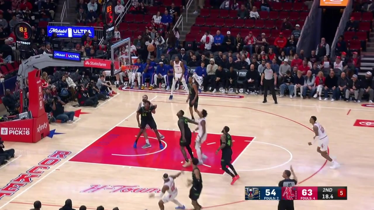 Lowlight Jeremiah Fears misses the wide open layup under the rim on a fastbreak