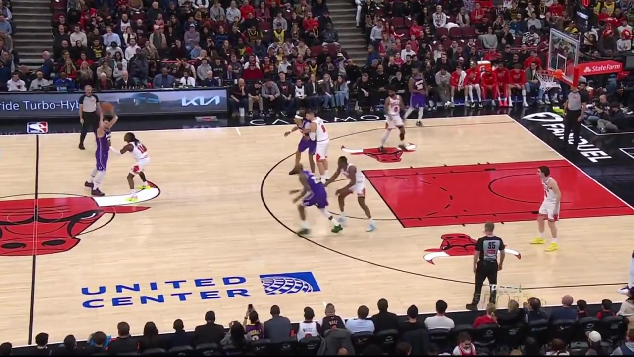 Luka Doncic makes the difficult 3 and Jaxson Hayes steals the ball and makes the incredible between the legs fastbreak dunk with replays almost giving Luka a heart attack Lakers and Bulls commentaries