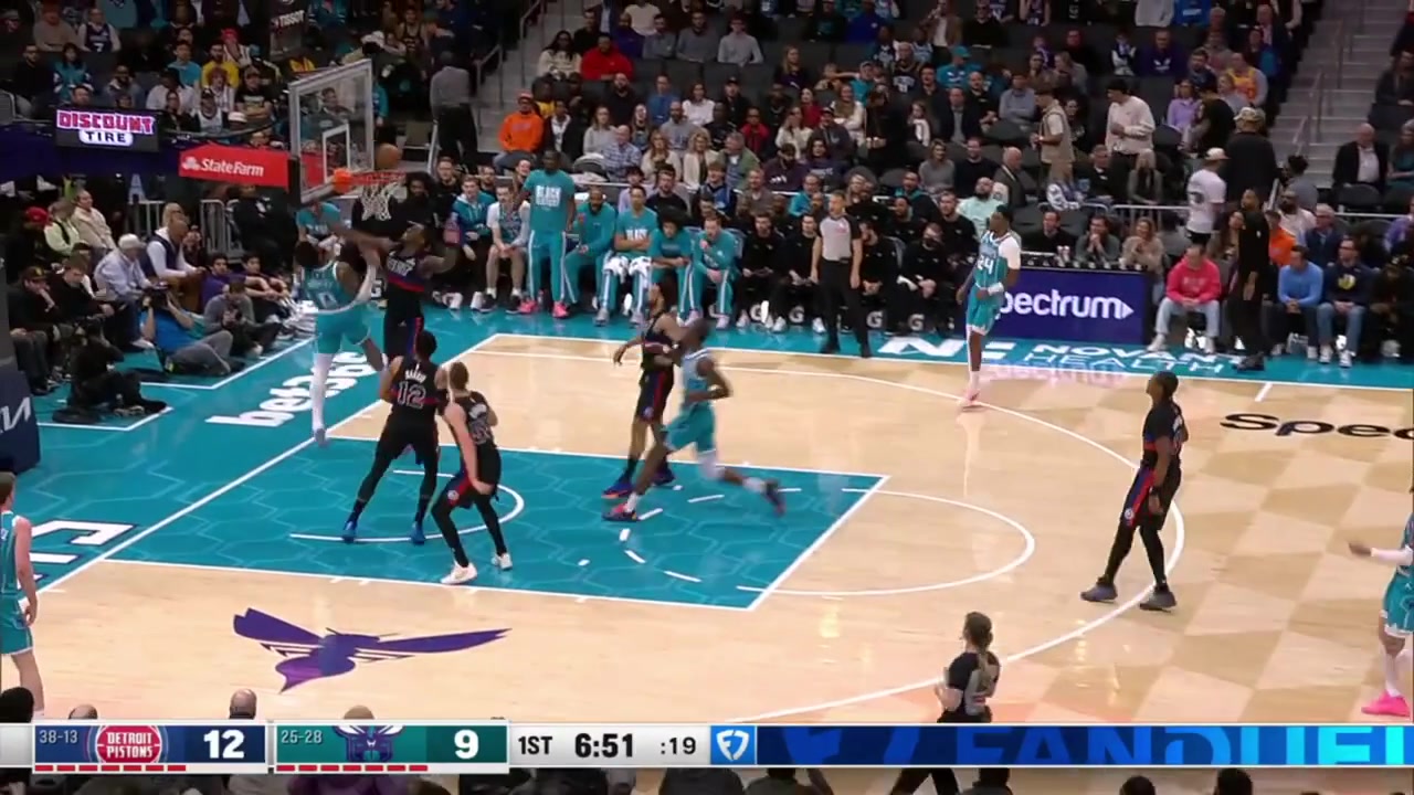 Duncan Robinson tosses the lob to Ausar Thompson for the dunk