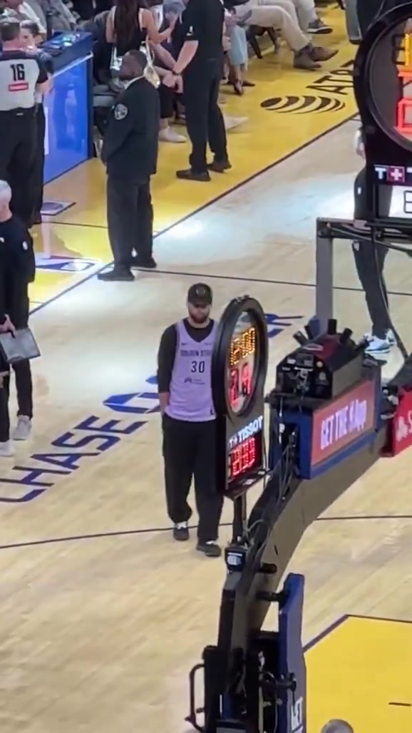 Steph Curry sees GP2 is also wearing a Valkyries jersey