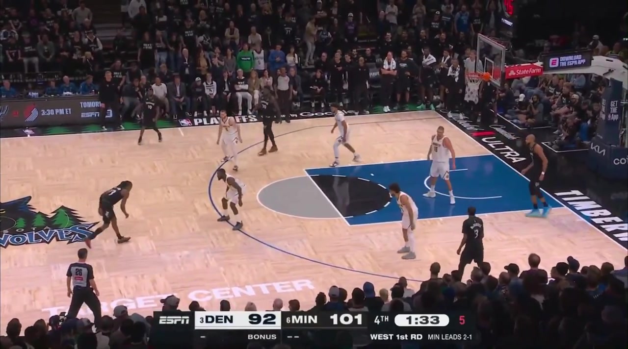 Ayo Dosunmu caps of an 40pt masterpiece with a long range 3