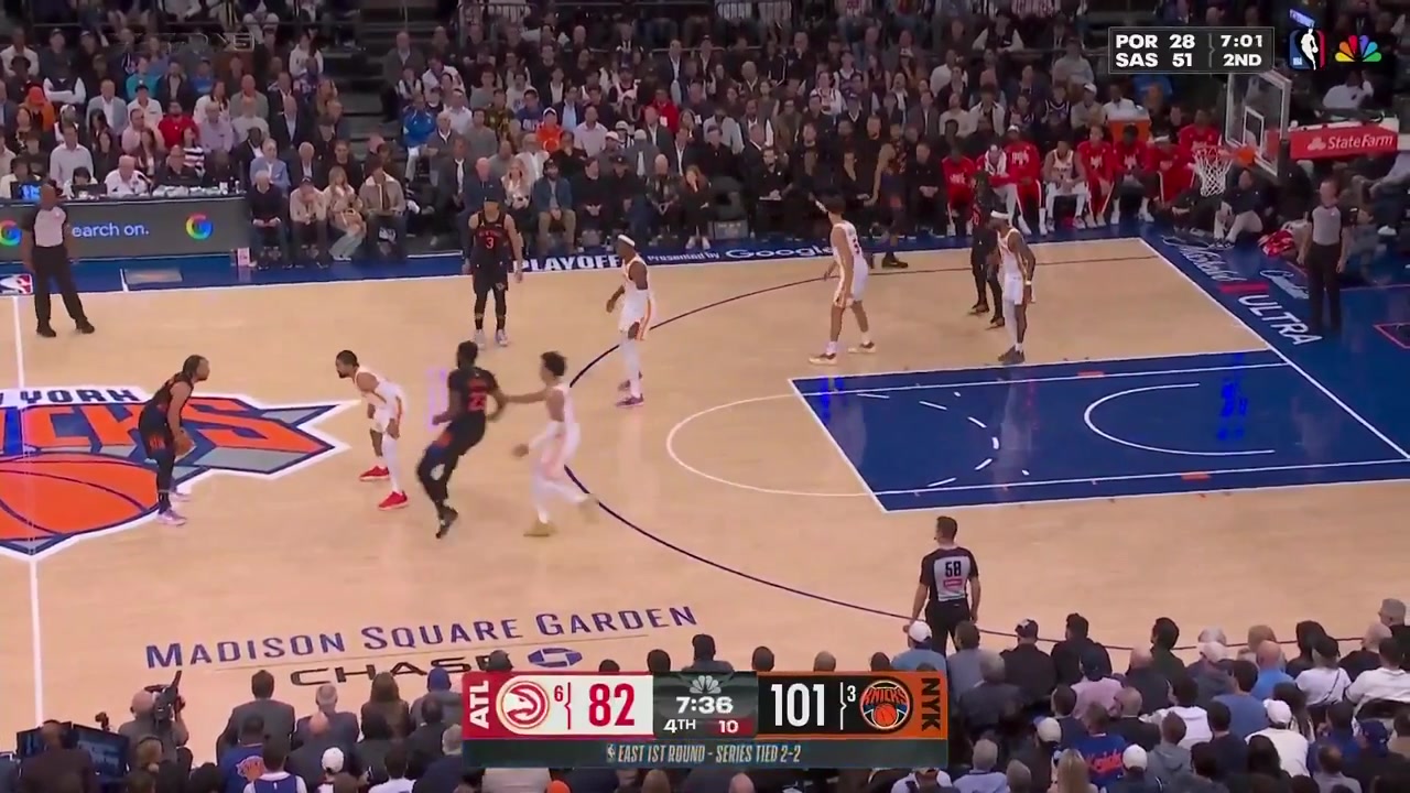 Jalen Brunson scores the Knicks last 10 points on the pull up 3