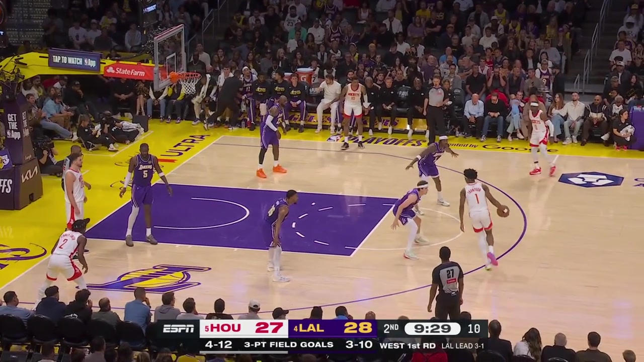 Austin Reaves with the long pass to Jarred Vanderbilt for the fastbreak dunk