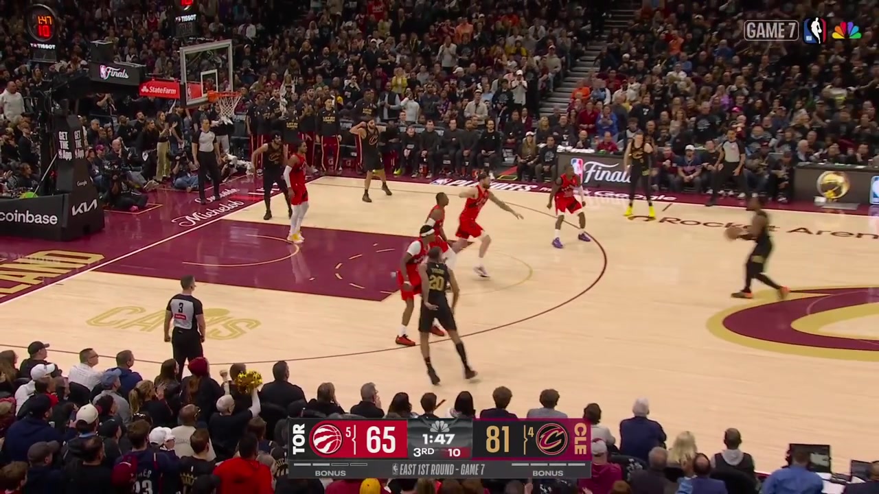 Max Strus shows his sick dribbling moves taking Collin Murray-Boyles to a dance on the baseline goes around him and scores the finger roll with a replay