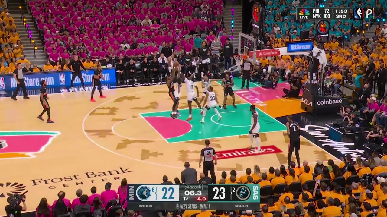 Julius Randle ends the first quarter with a dunk past Wemby's contest