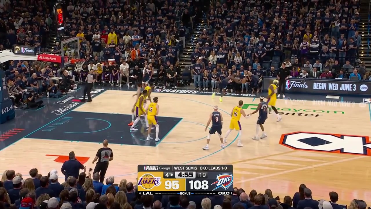 Shai Gilgeous-Alexander hits a 3-pointer to put the Thunder up 16 with 5 minutes remaining