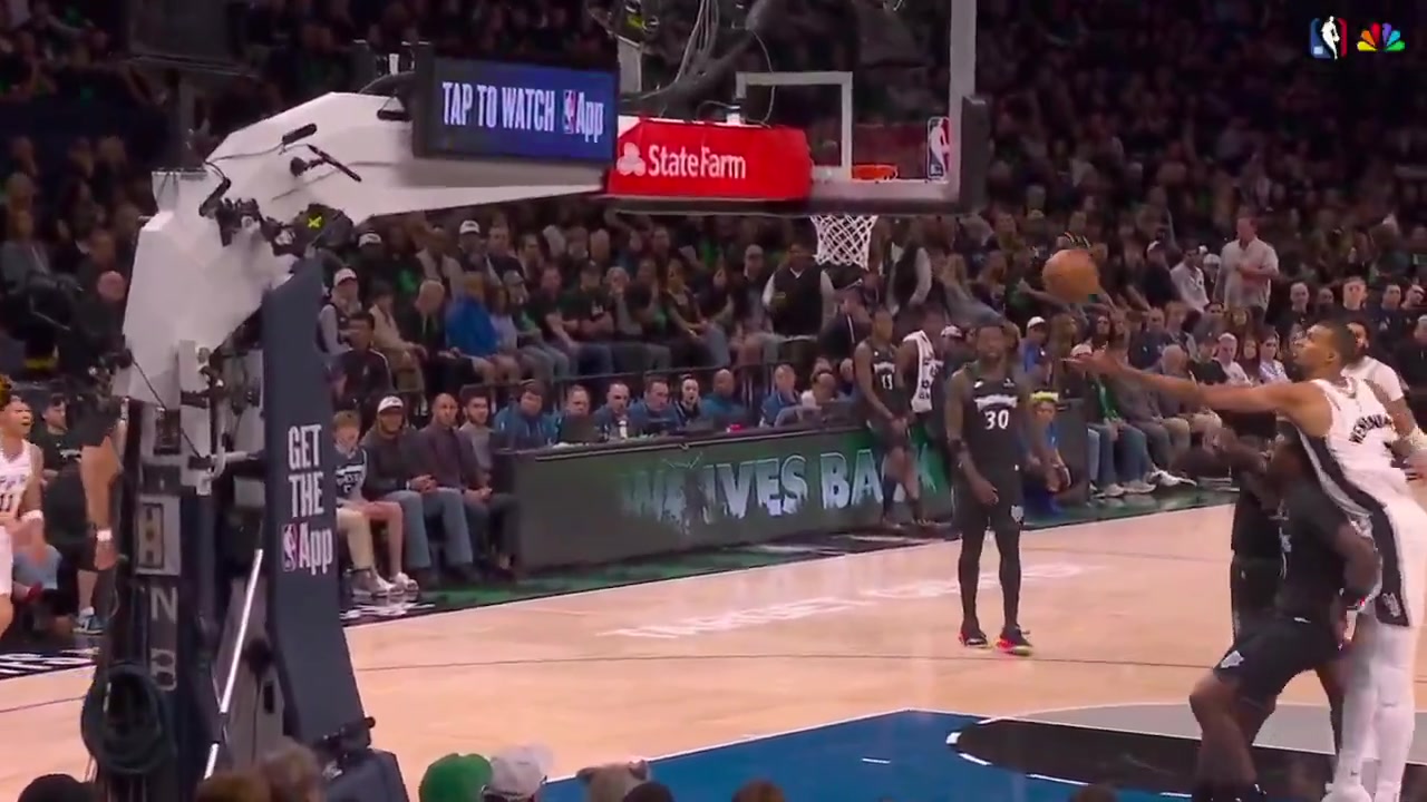 Victor Wembenyama receives a Flagrant 2 and is ejected from the game after elbowing Naz Reid