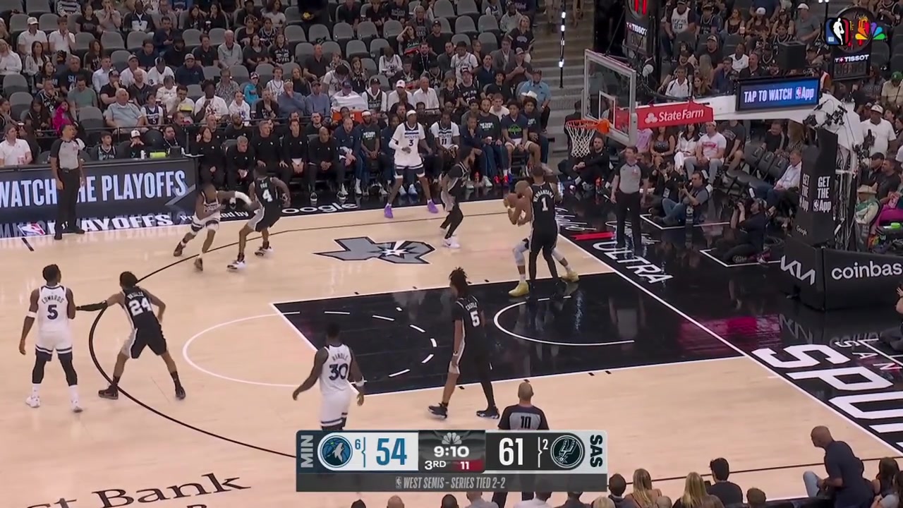Julius Randle finds Jaden McDaniels for the corner 3 cutting the Spurs' lead to 4
