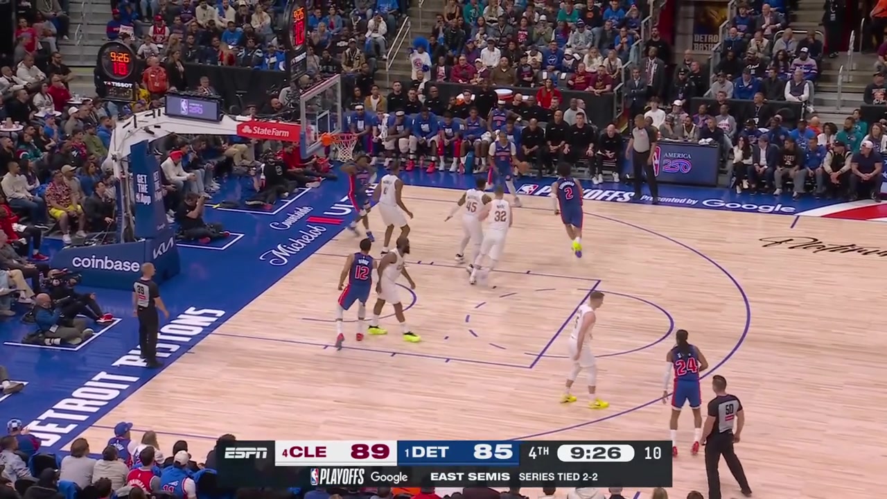 Paul Reed hits the tough lefty hook shot over Evan Mobley