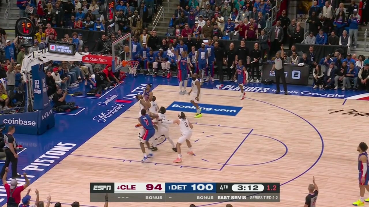 Paul Reed fights for the OREB and another 3-point opportunity for Tobias Harris