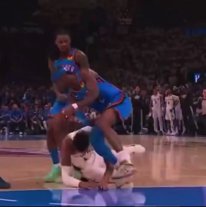 Lowlight Wembanyama collides with Shai's knees after turning over the ball