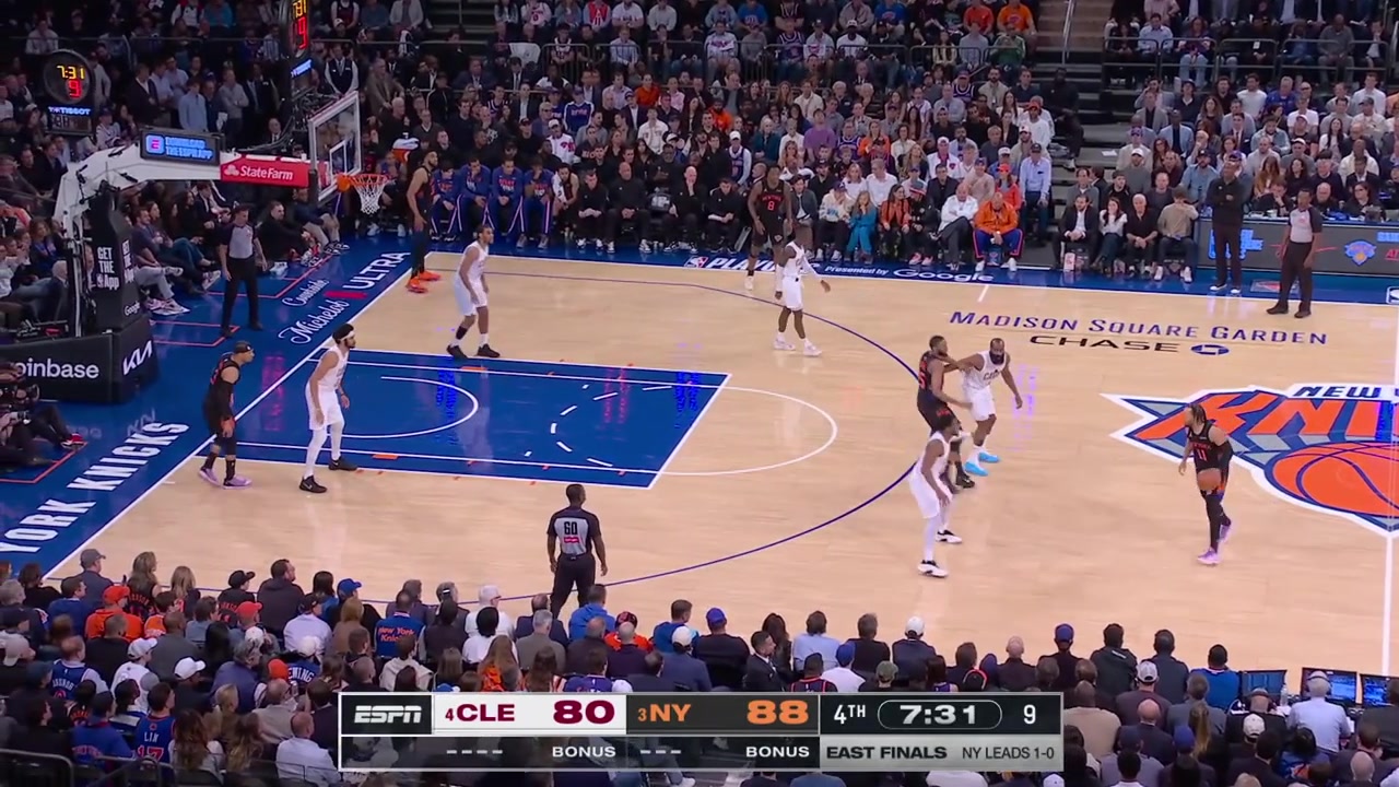 Jalen Brunson finds Mikal Bridges for the easy floater in the paintThis is Brunson's 13th assist of the night