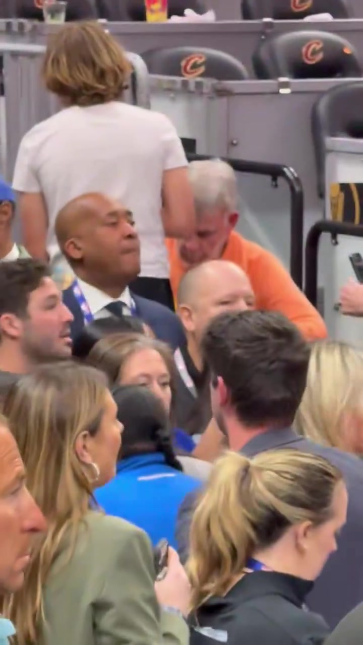 Knicks POBO Leon Rose and Knicks VP William Wesley get emotional as Rose hugs his kids with the Knicks on the verge of an NBA Finals appearance