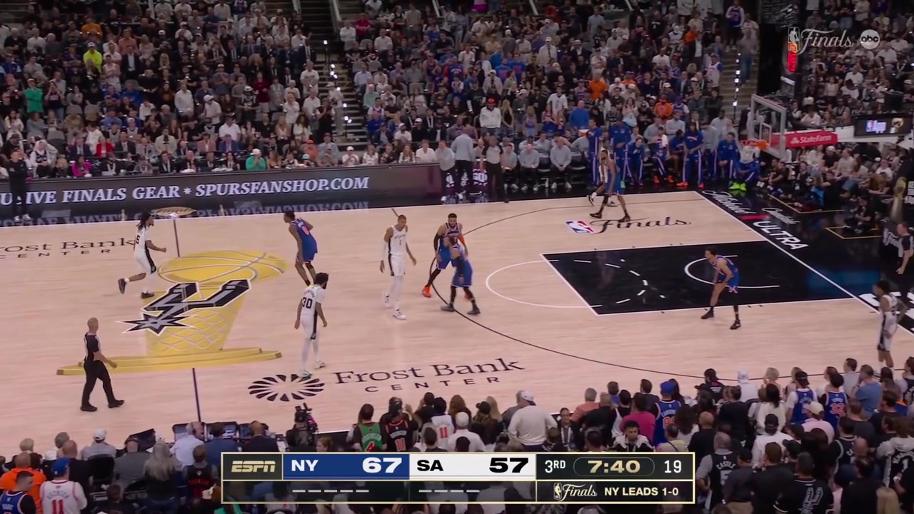 Victor Wembanyama with the thunderous dunk