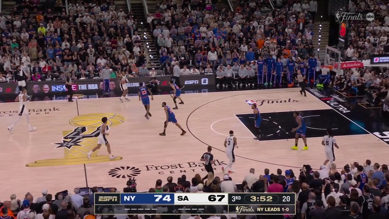 Victor Wembanyama hits the 3-pointer to give him 10 points in the 3rd quarter and 17 points in the game