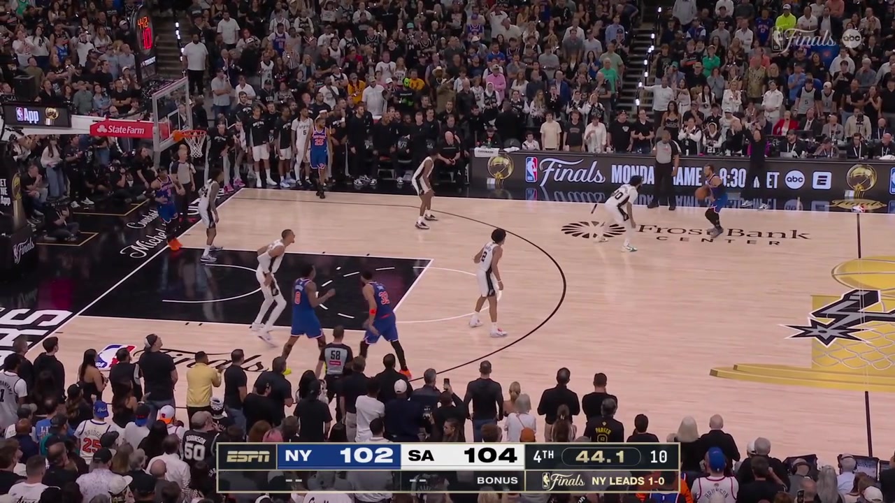 Jalen Brunson hits the fadeaway jumper to tie the game with 393 seconds remaining in regulation with a replay