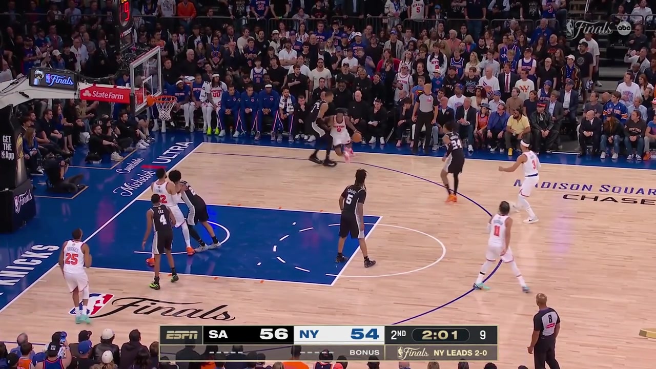 Annunoby gets by Wemby for the dunk