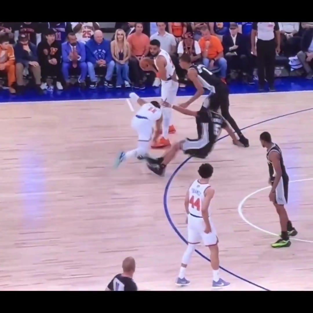 Castle takes a charge and brunson stumbles into wemby