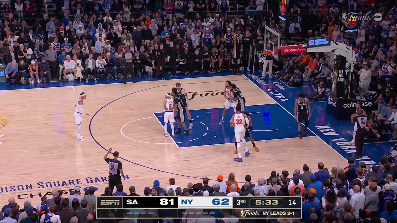 Josh Hart hits the 3-pointer off the inbound to cut the Spurs' lead to 16 and the Knicks are on a 13-0 run