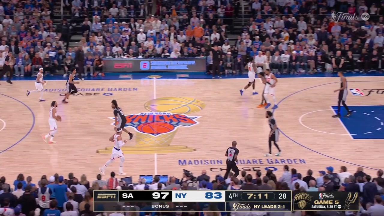 OG Anunoby hits his 6th triple of the night to give him 28 points cutting the Spurs' lead to 11