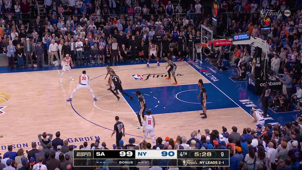 Jalen Brunson scores the driving layup and the Knicks are only down 7