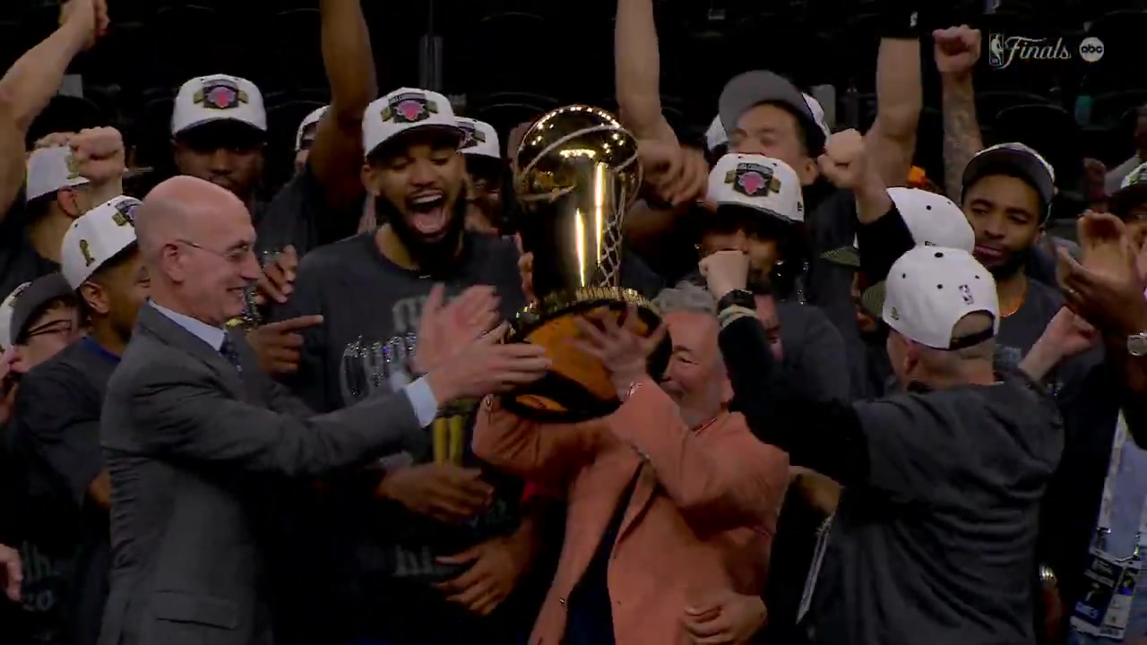 Knicks presented with the Larry O'Brien Championship Trophy